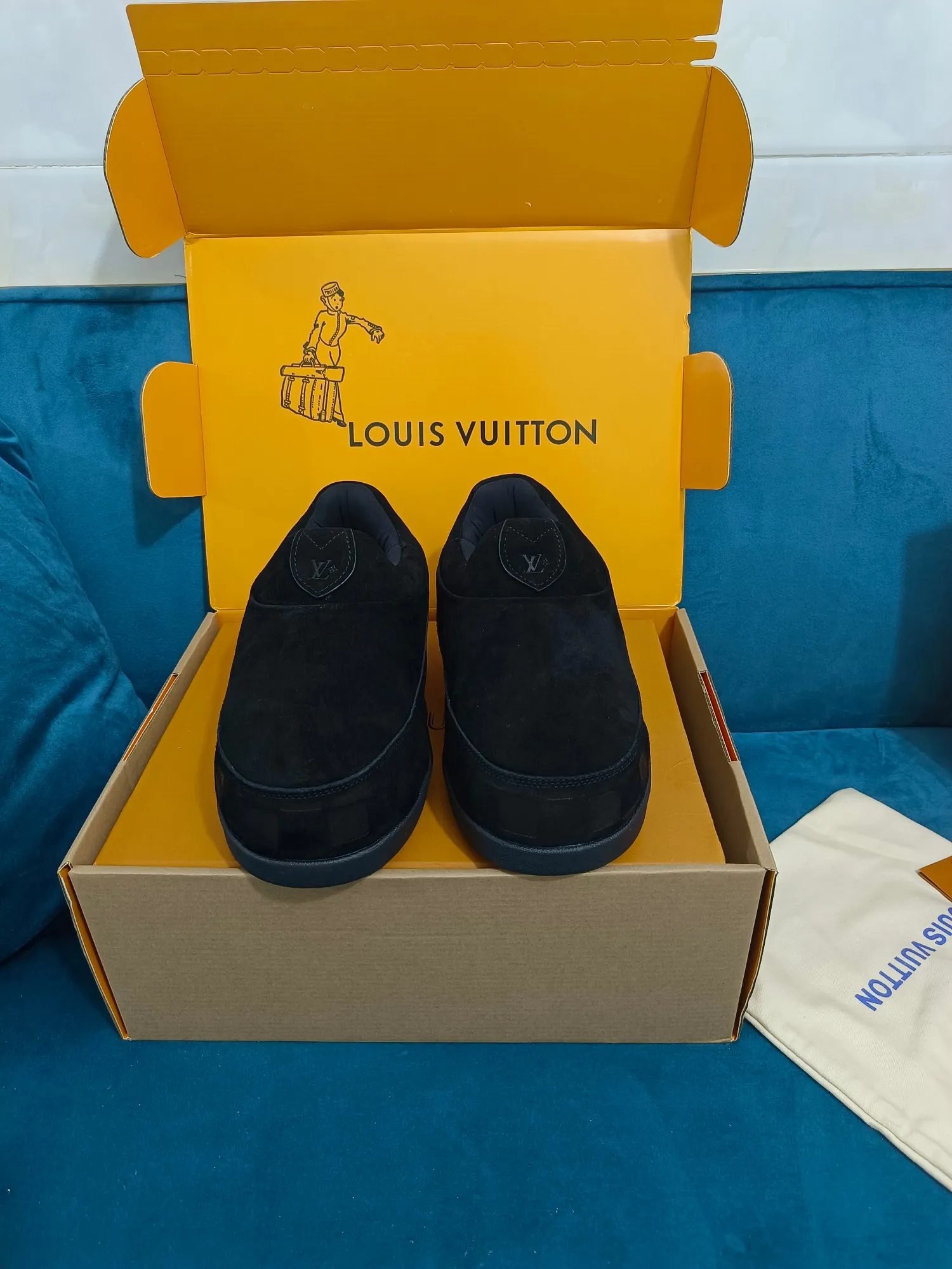 👟👟Ex-factory price 640👟👟 LV YETI slip-on shoes, based on suede cow leather, partially embossed with Nigo's reinterpretation of LV Damier pattern, cleverly echoing the Chinese tradition of taking off shoes when entering the house, and the "small feet" aesthetic is integrated into Chinese street genes. The palm-printed rubber outsole hides the LV letters and Monogram flowers. The exquisite craftsmanship made in Italy shows the brand's heritage in a comfortable slip-on style. The reservation mode adds a unique style, it is traditional and trendy, and it is suitable for couples aged 35-45.